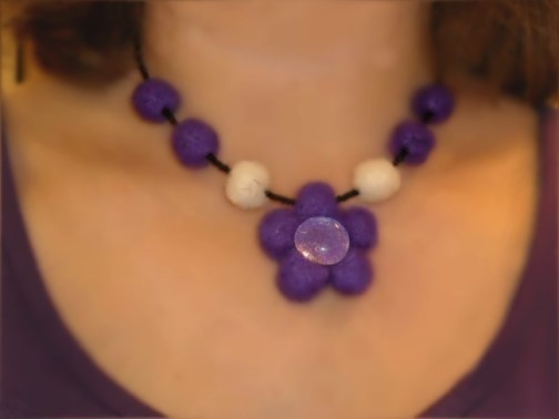 Halskette violett mit Blume gefilzt von Frau A. Fürstenberg\\n\\n07.09.2013 11:46